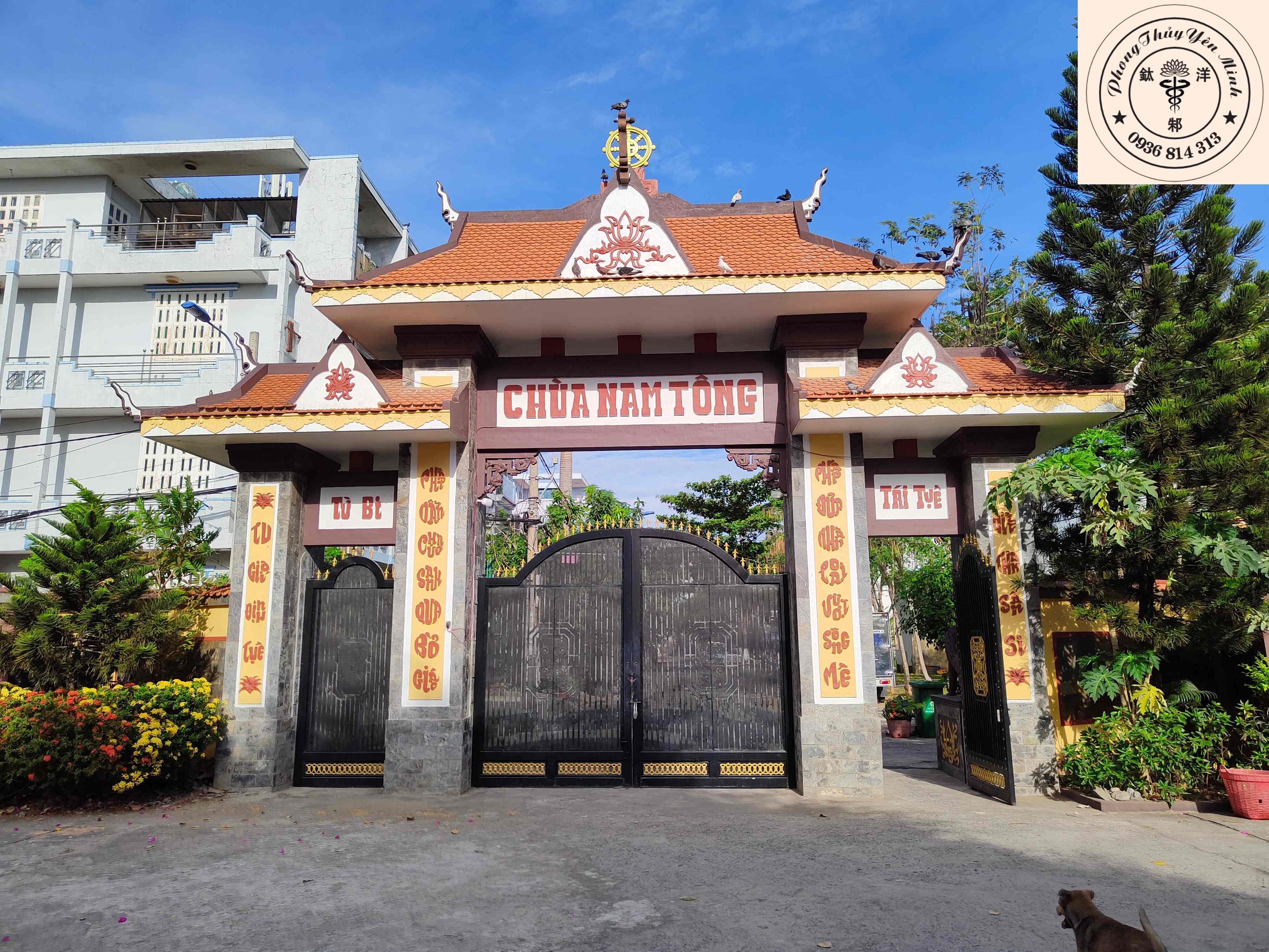 Cổng vào chùa Nam Tông nhìn từ trong Cổng vào chùa Nam Tông nhìn từ trong