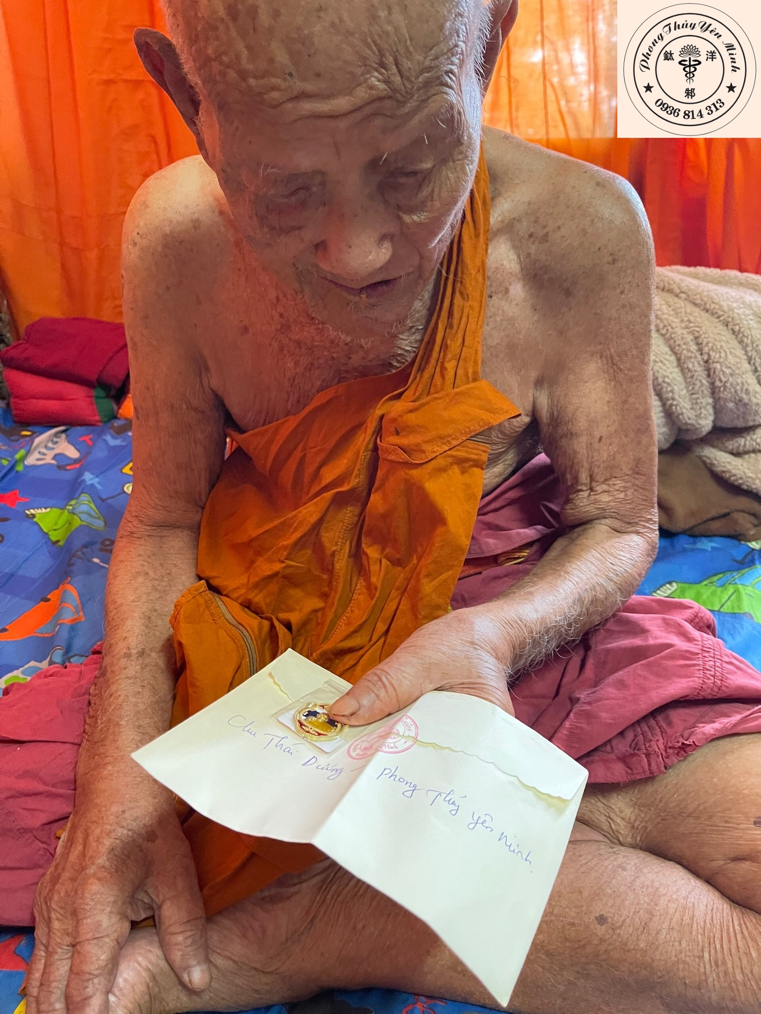 Cúng dường Đại sư 102 tuổi Cúng dường Đại sư 102 tuổi