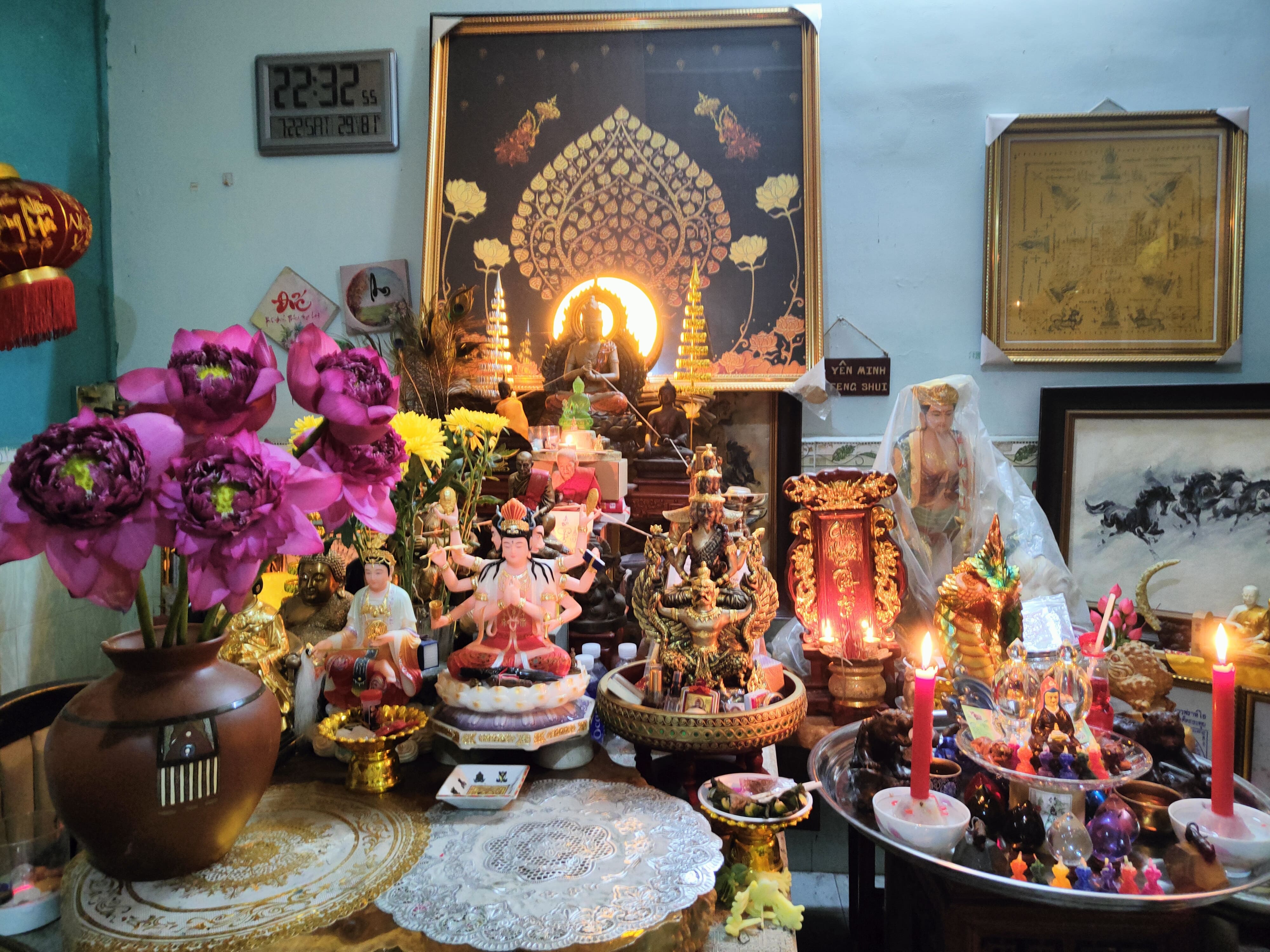 Bàn cúng an vị Lão Hổ với hoa sen cỡ đại khách cúng cho Yên Minh Hỷ Điện Bàn cúng an vị Lão Hổ với hoa sen cỡ đại khách cúng cho Yên Minh Hỷ Điện