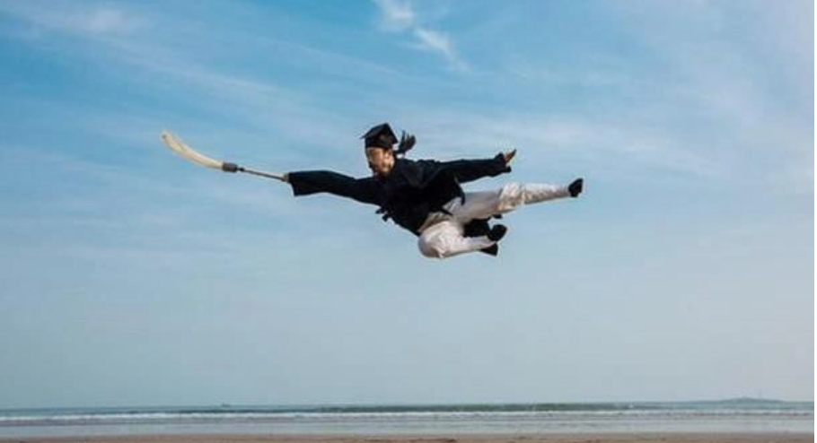 Đạo sĩ Võ Đang Trung Hoa cũng búi tóc như Tổ Lersi Nam Tông Đạo sĩ Võ Đang Trung Hoa cũng búi tóc như Tổ Lersi Nam Tông