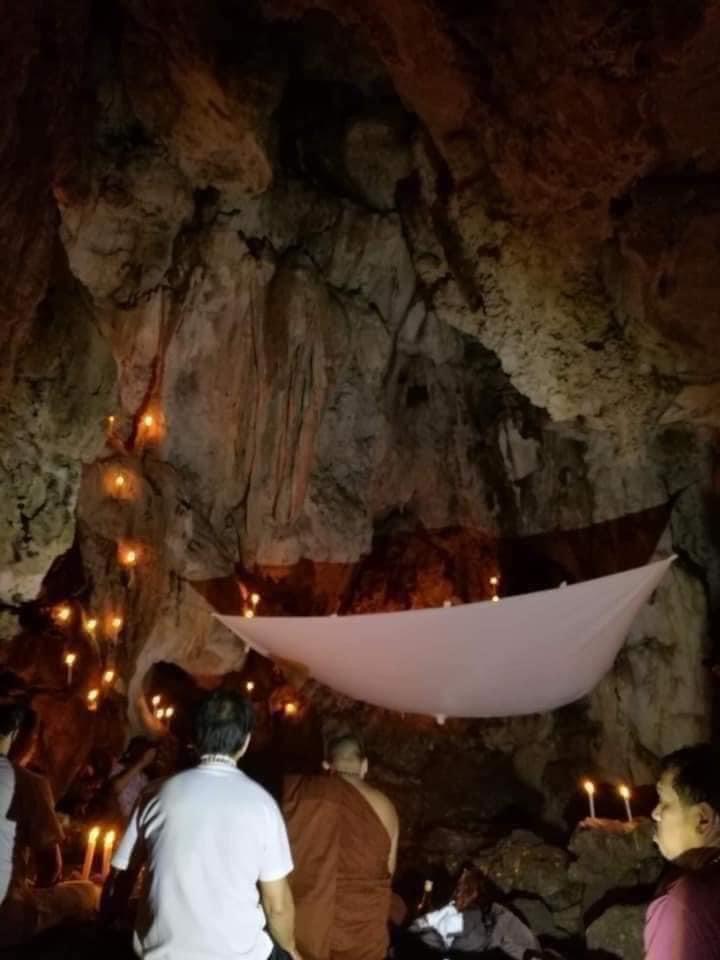 Giăng vải trắng đựng leklai rơi xuống Giăng vải trắng đựng leklai rơi xuống