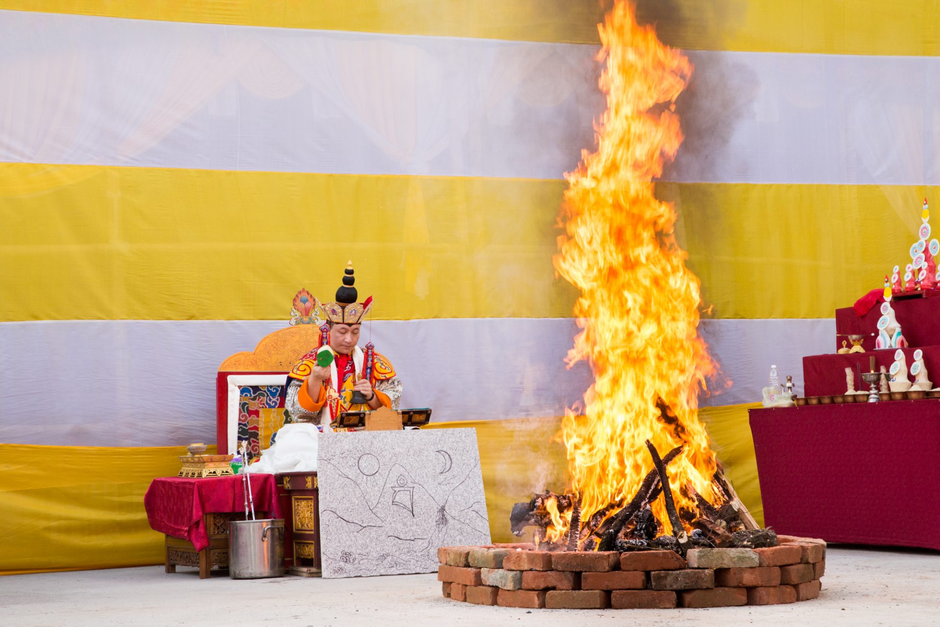 Fire Puja còn gọi là Lễ Hỏa tịnh Fire Puja còn gọi là Lễ Hỏa tịnh