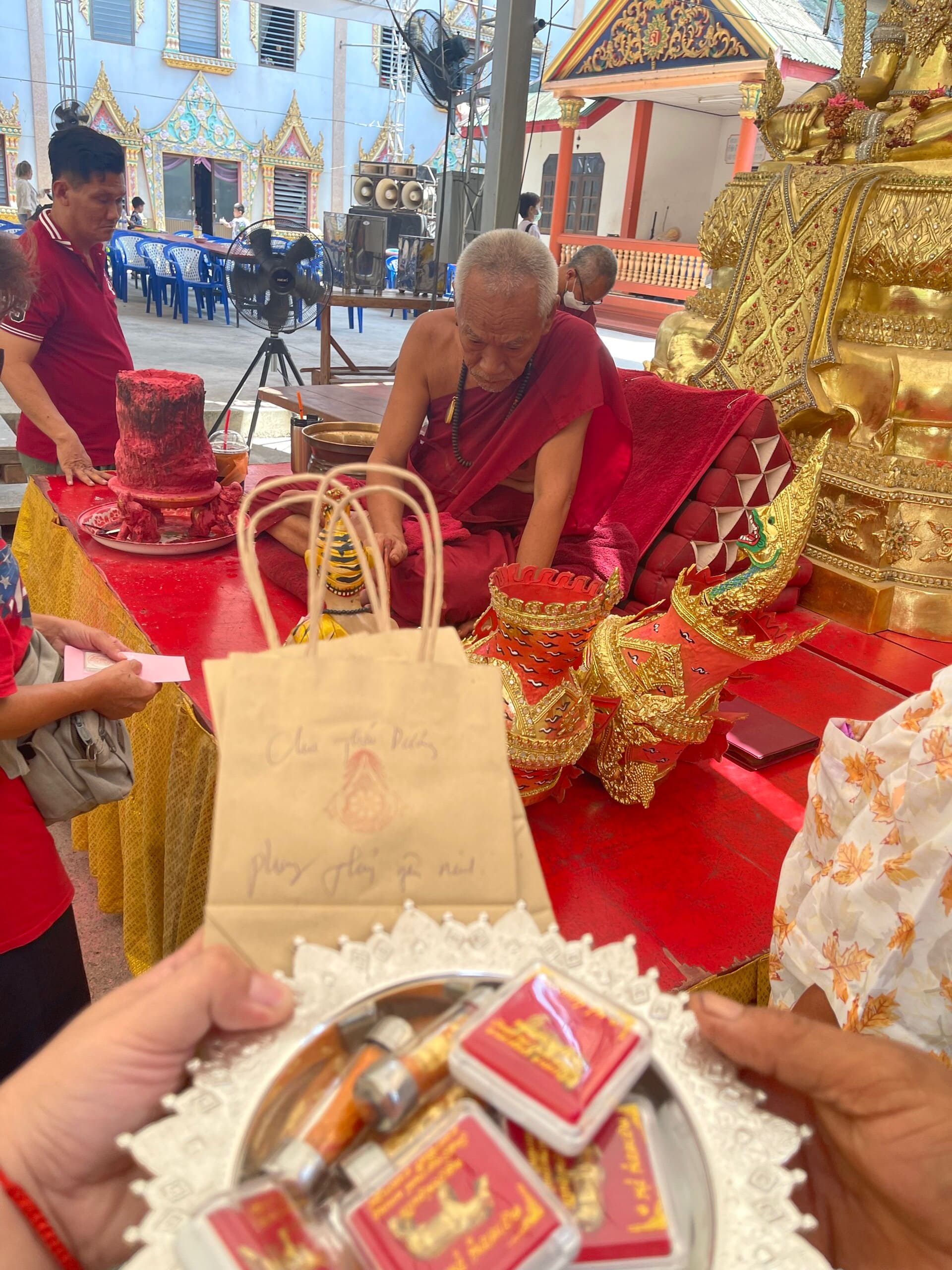 Cúng dường, nhờ sư gia trì amulet Cúng dường, nhờ sư gia trì amulet