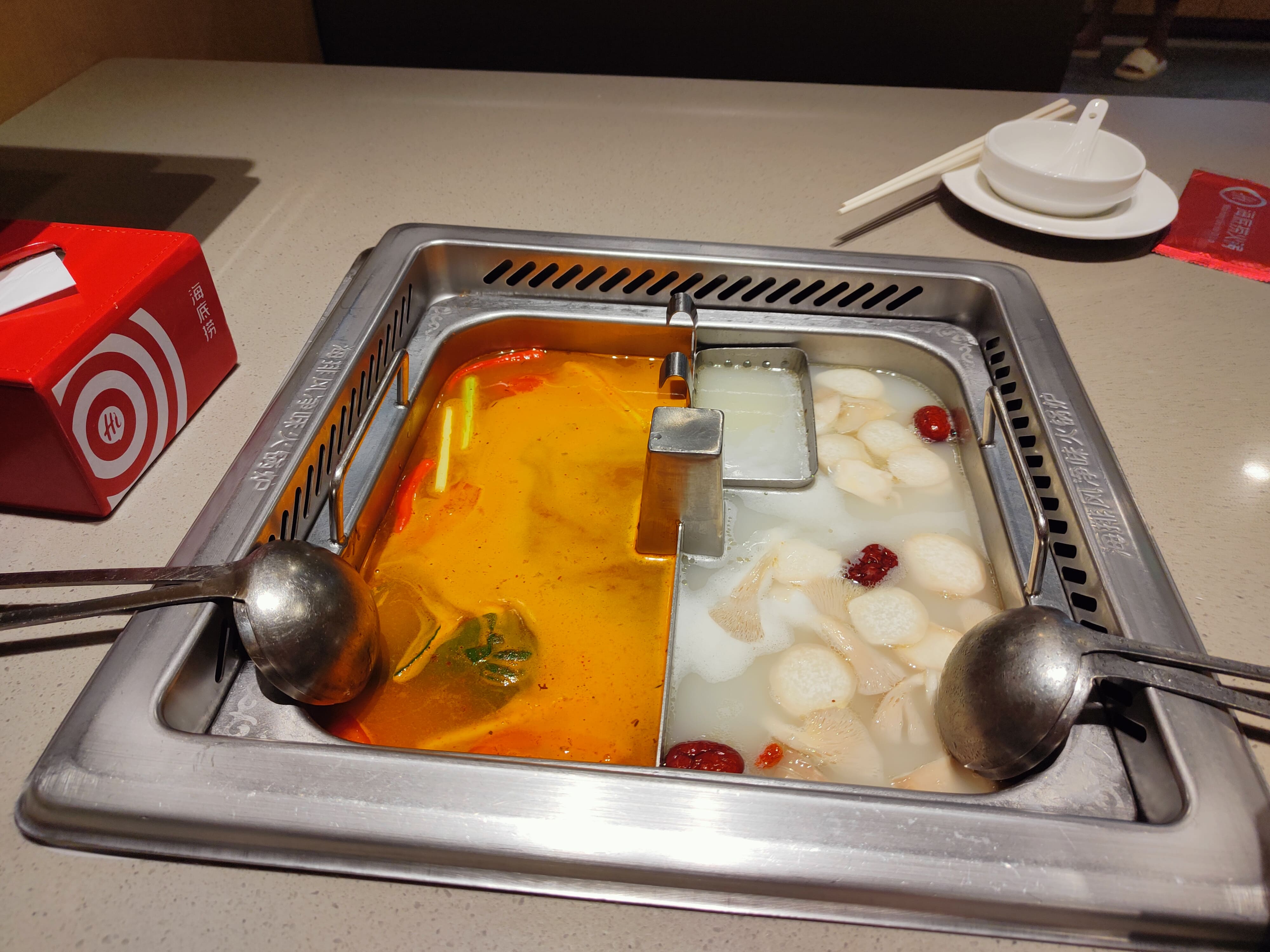 Khách hẹn ra Haidilao nhận nến rồng Khách hẹn ra Haidilao nhận nến rồng