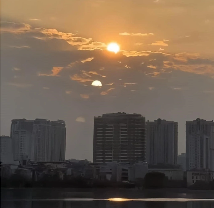 Hai mặt trời hiện ở Hồ Tây ngày 11.2.2024 (Mồng 2 Tết Âm lịch) Hai mặt trời hiện ở Hồ Tây ngày 11.2.2024 (Mồng 2 Tết Âm lịch)