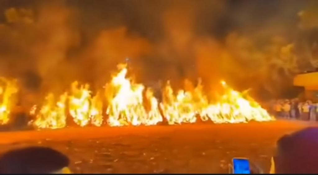 Số lượng cúng phẩm oan gia trái chủ đem hóa vàng cực kỳ lờn 1.5.2024 Số lượng cúng phẩm oan gia trái chủ đem hóa vàng cực kỳ lờn 1.5.2024