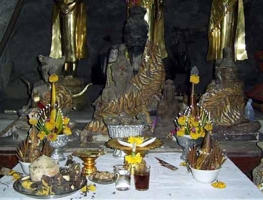 Tượng Lersi thờ trong hang Tượng Lersi thờ trong hang