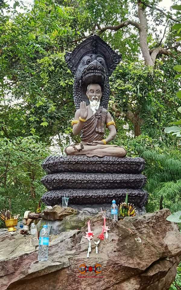 Tượng Lersi ngồi dưới Naga Tượng Lersi ngồi dưới Naga