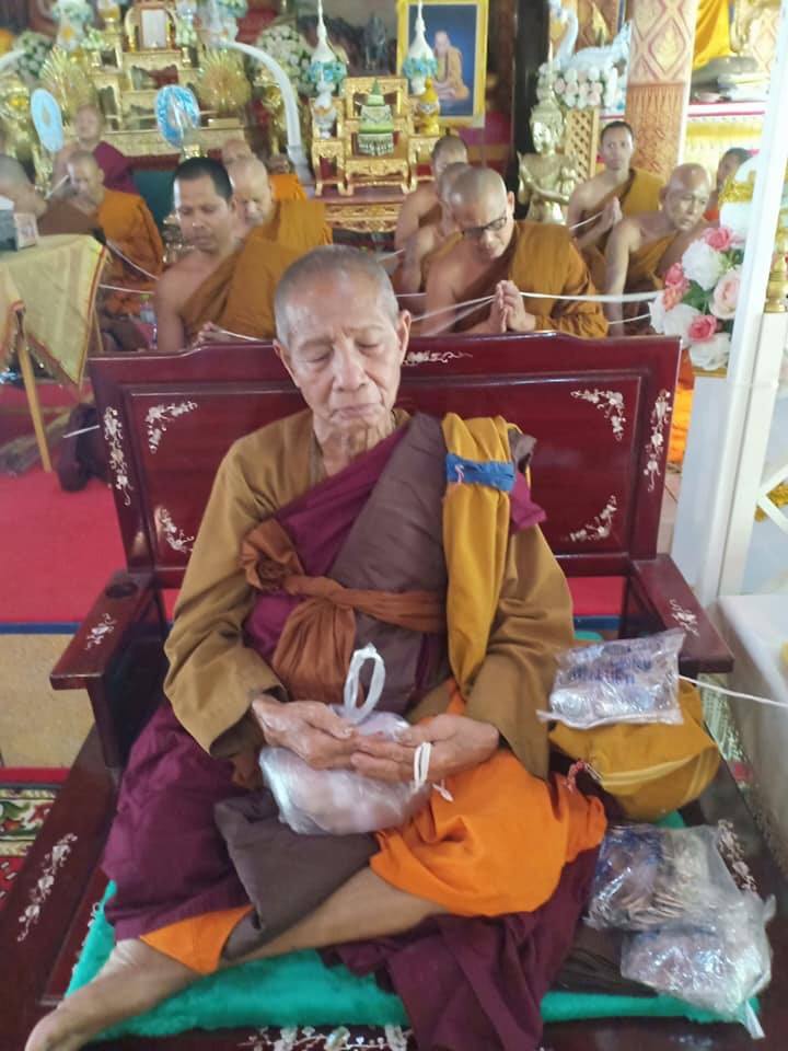 LP Simpalee gia trì vật phẩm tâm linh cho Phong Thủy Yên Minh LP Simpalee gia trì vật phẩm tâm linh cho Phong Thủy Yên Minh