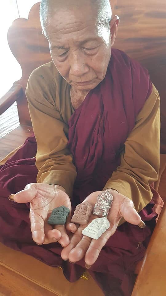 Luang Phor SImpalee chỉ cách phân biệt vật phẩm thật hay giả Luang Phor Simpalee chỉ cách phân biệt vật phẩm thật hay giả