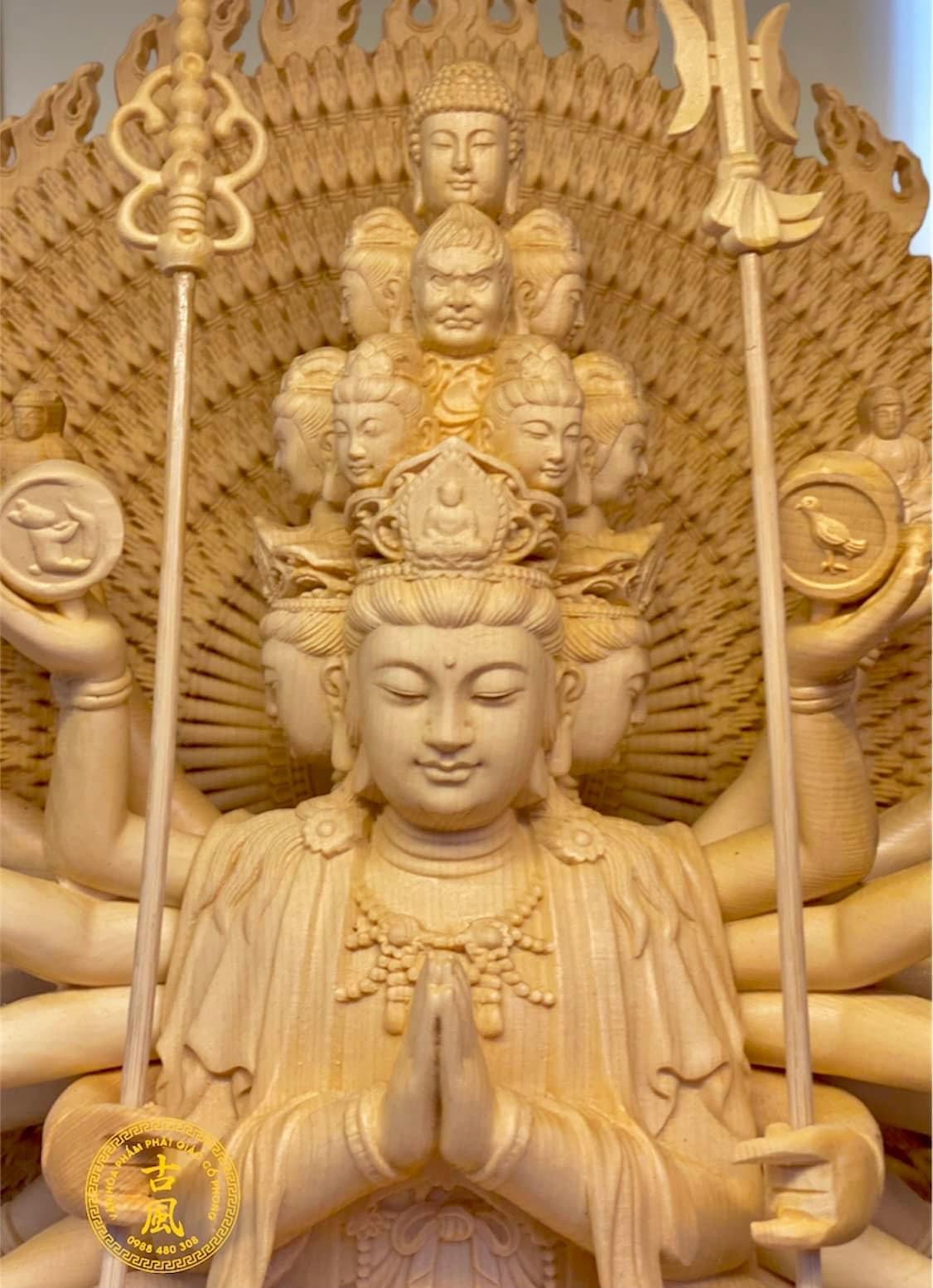 Quan Âm Thập nhất diện với đầu hộ pháp Mahakala dưới Phật A Di Đà Quan Âm Thập nhất diện với đầu hộ pháp Mahakala dưới Phật A Di Đà