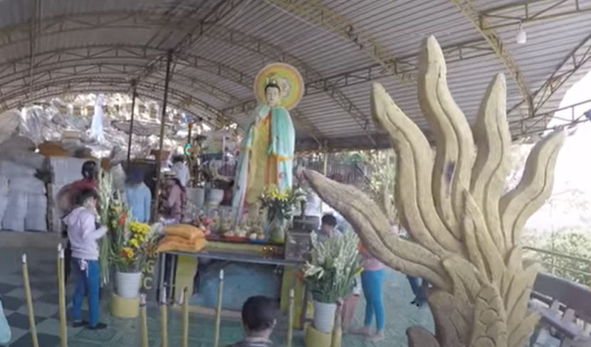 Tượng mẹ Quan Âm Gia Lào núi Chứa Chan ở thuyền Bát Nhã Tượng mẹ Quan Âm Gia Lào núi Chứa Chan ở thuyền Bát Nhã