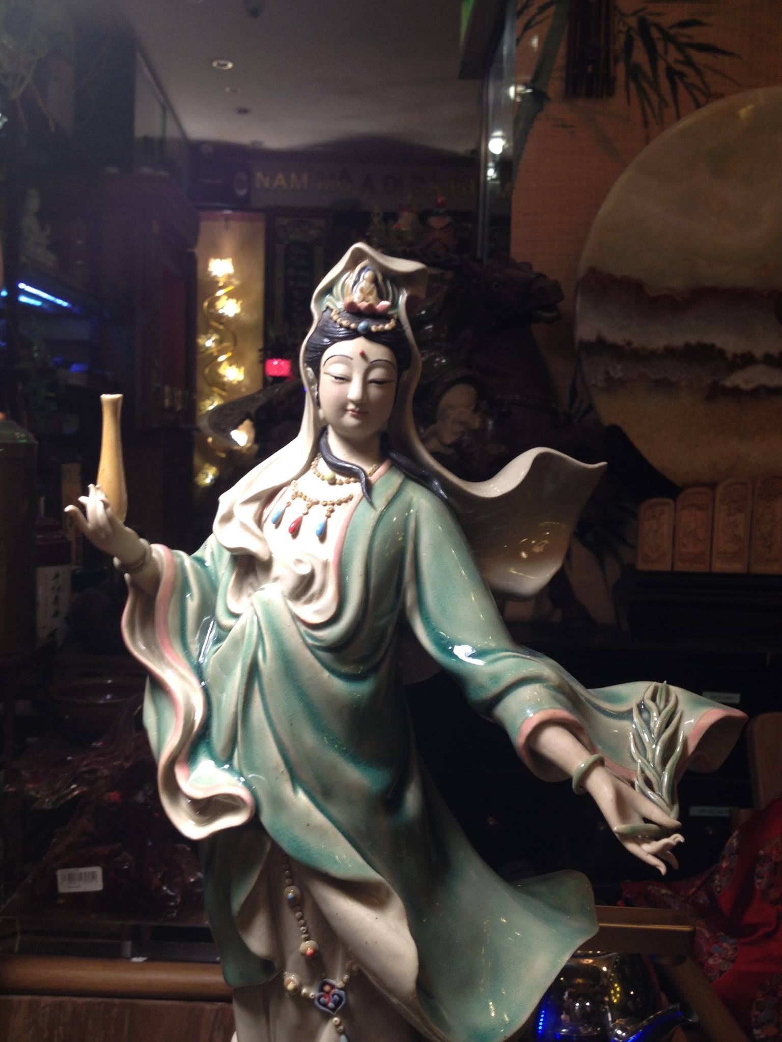 Mẹ Quan Âm với hạnh lắng nghe đau khổ của chúng sinh Mẹ Quan Âm với hạnh lắng nghe đau khổ của chúng sinh