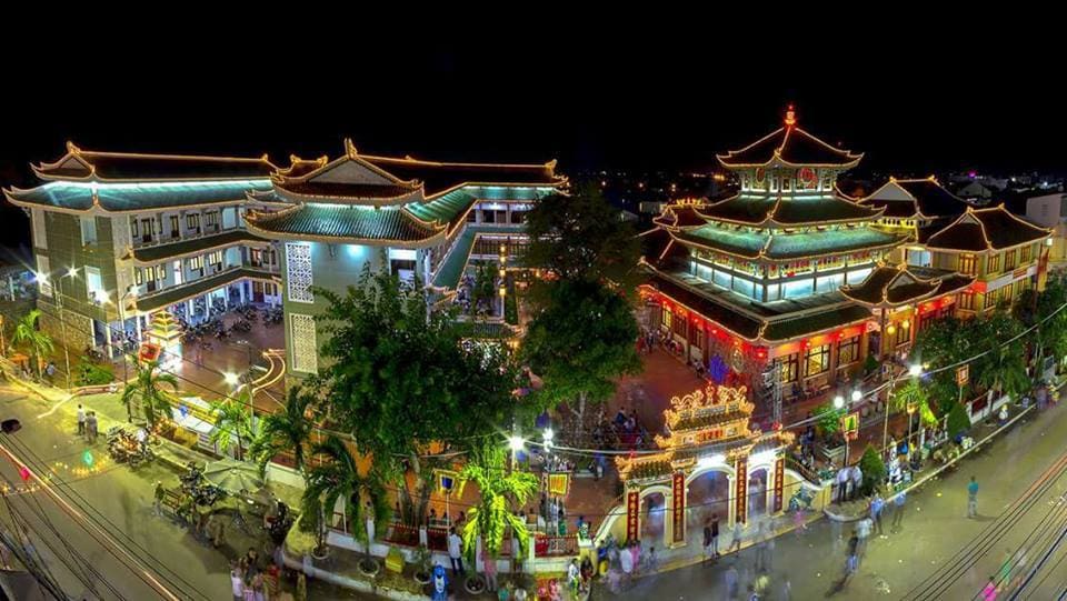 Miếu Bà núi Sam về đêm Miếu Bà núi Sam về đêm
