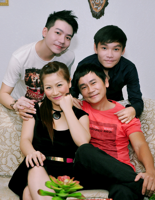 Cạnh Minh Long, Minh Nhật, 2 con riêng của Mai Sơn Cạnh Minh Long, Minh Nhật, 2 con riêng của Mai Sơn