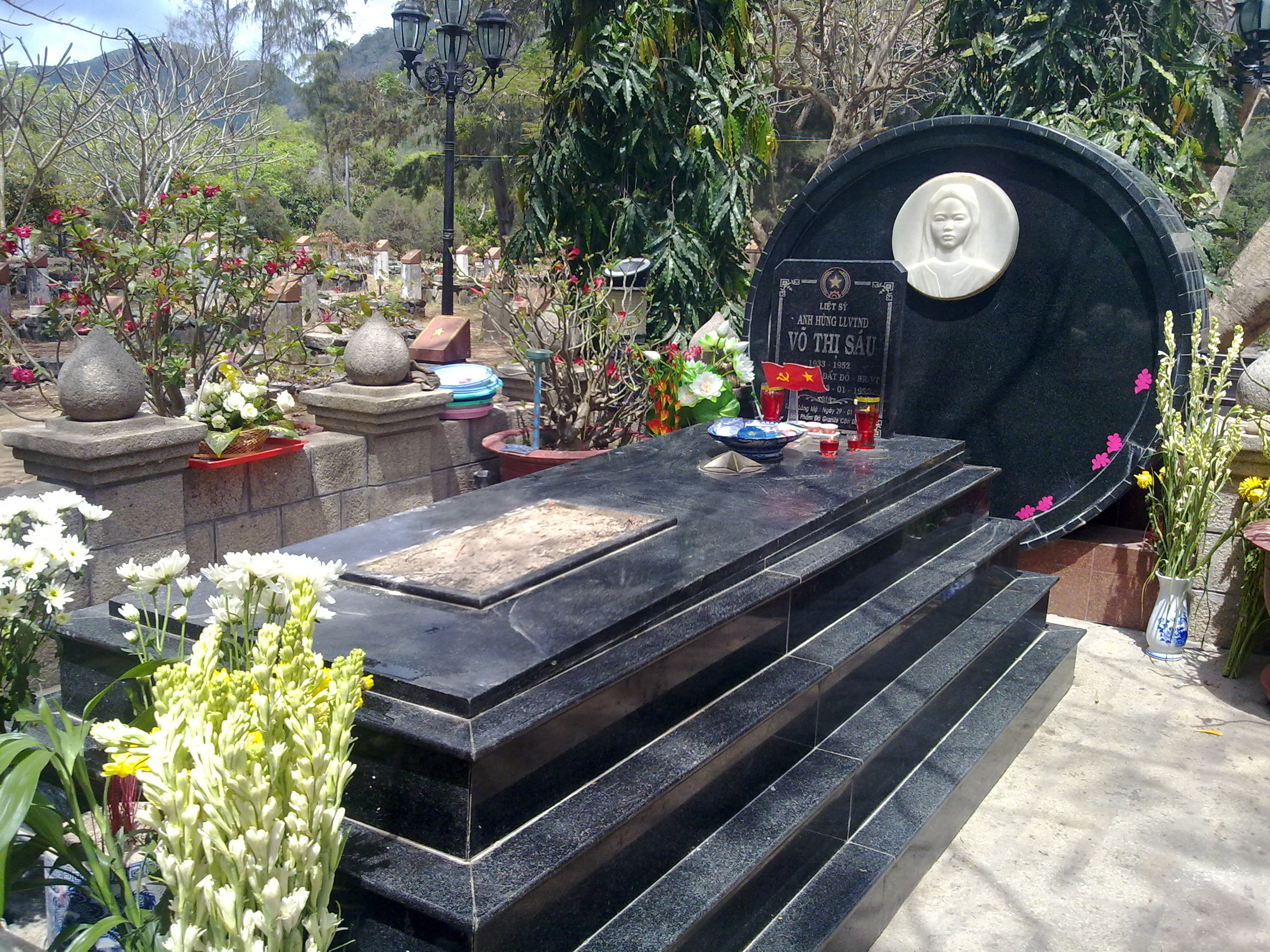 Mộ chị Võ Thị Sáu Mộ chị Võ Thị Sáu