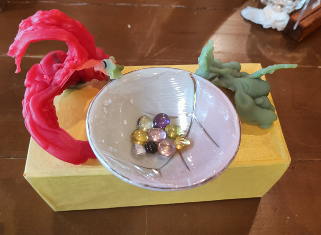 Vẻ đẹp 9 viên ngọc Naga với cặp nến rồng đỏ xanh Vẻ đẹp 9 viên ngọc Naga với cặp nến rồng đỏ xanh