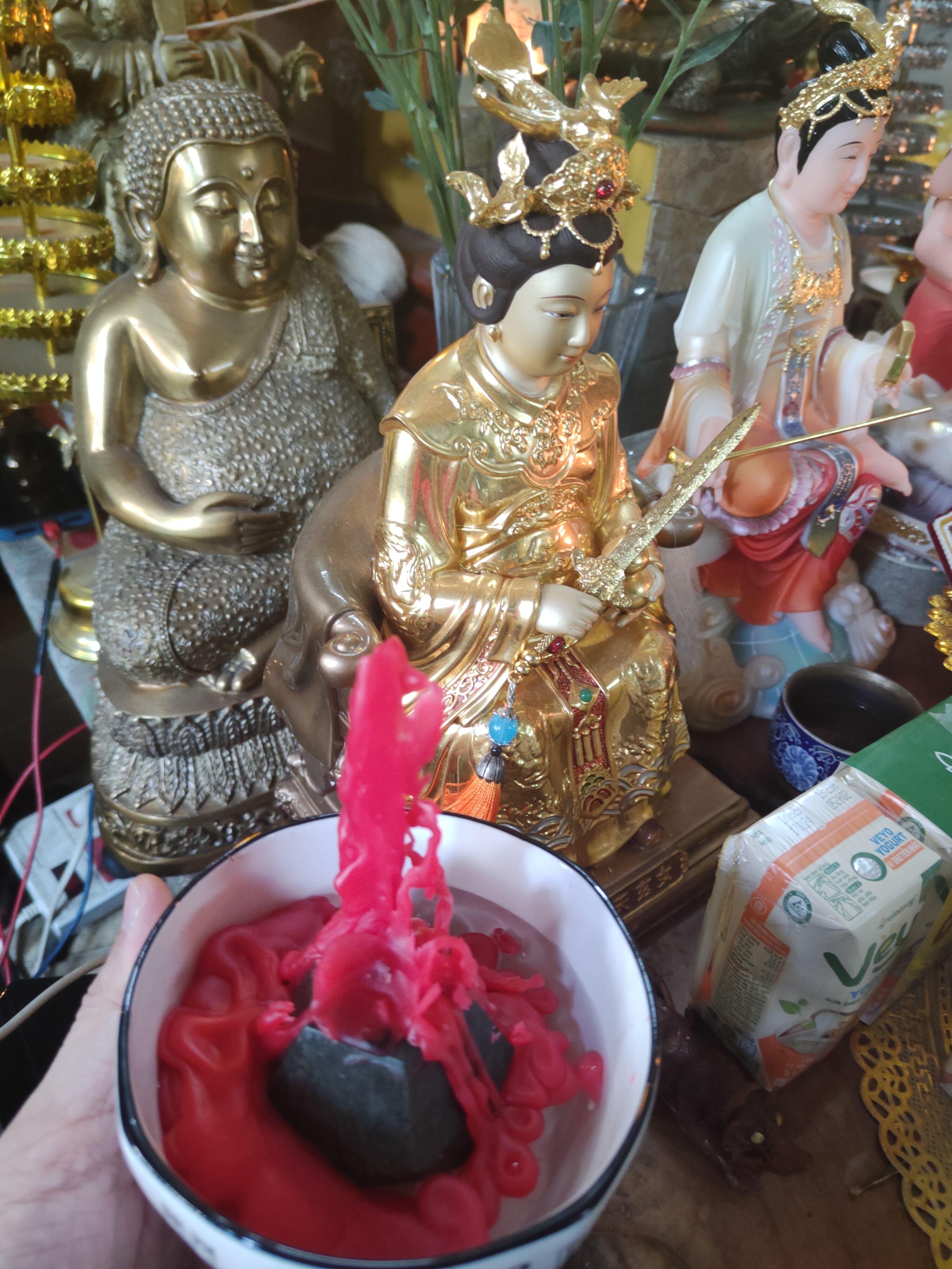 Nến Huyền Nữ có hình 1 người phụ nữ chắp tay Nến Huyền Nữ có hình 1 người phụ nữ chắp tay