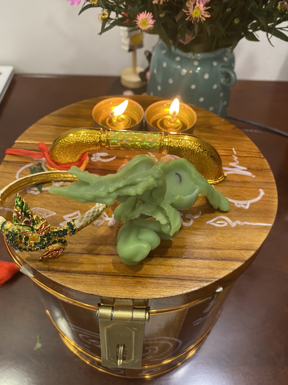 Nến rồng với cặp sừng sắc nhọn Nến rồng với cặp sừng sắc nhọn