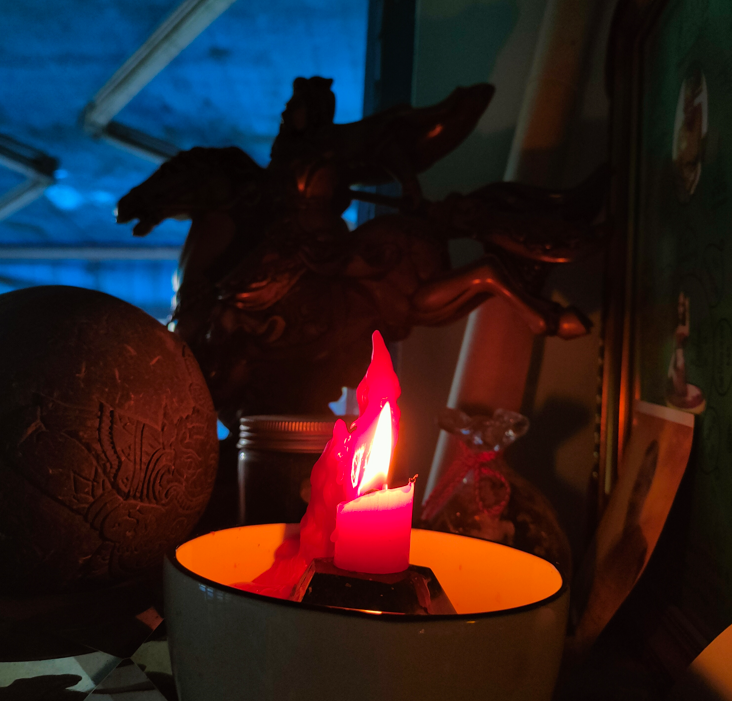 Thần lực giúp hình thành nến rồng đỏ không bị lửa nung chảy Thần lực giúp hình thành nến rồng đỏ không bị lửa nung chảy