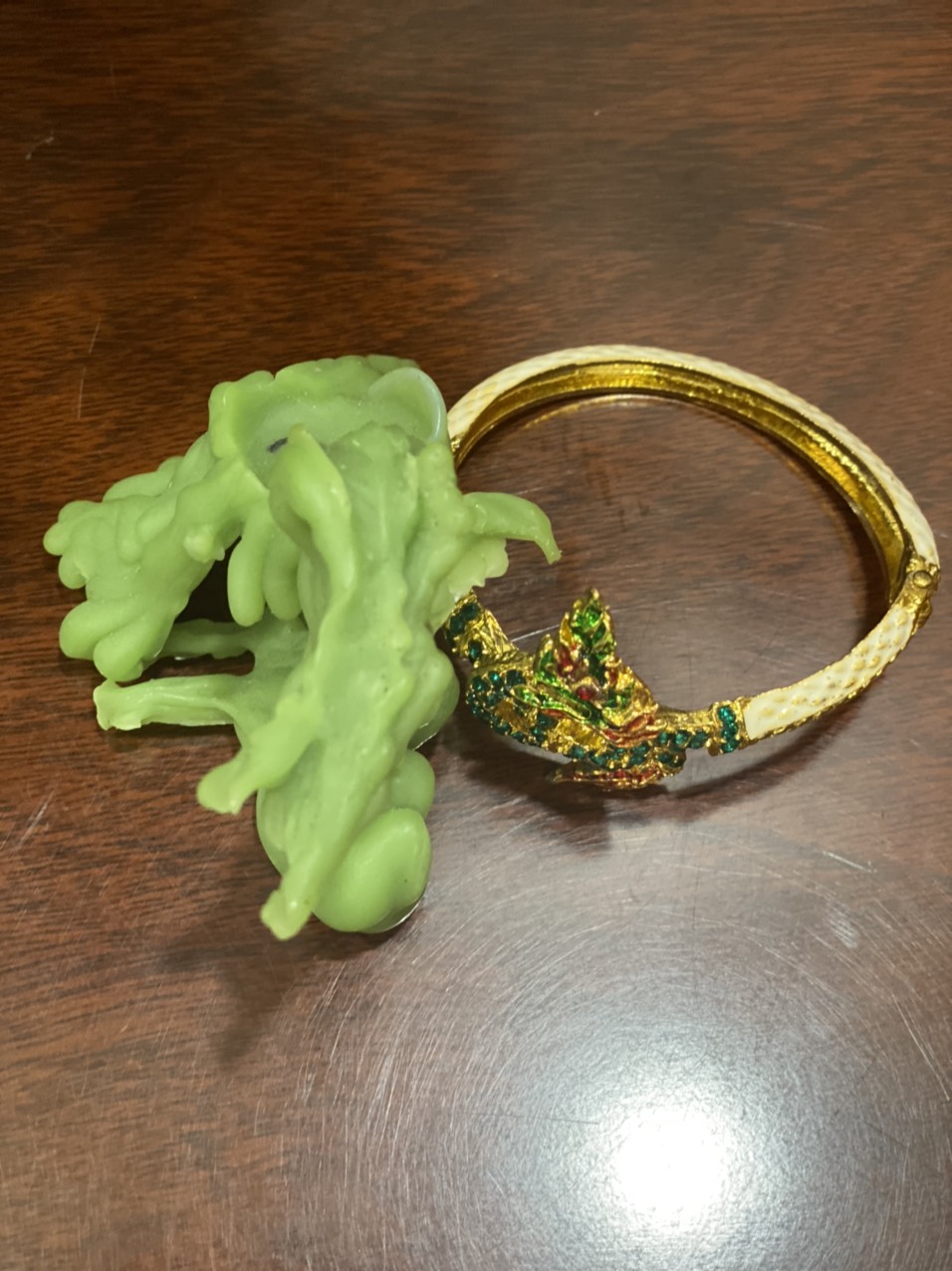 Nến rồng với hai sừng linh dị Nến rồng với hai sừng linh dị