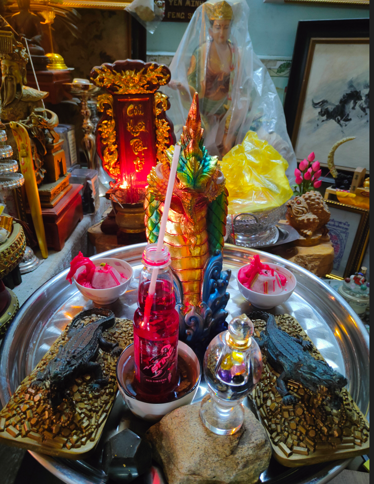 Nến rồng kỳ dị ở bàn cúng Naga Nến rồng kỳ dị ở bàn cúng Naga