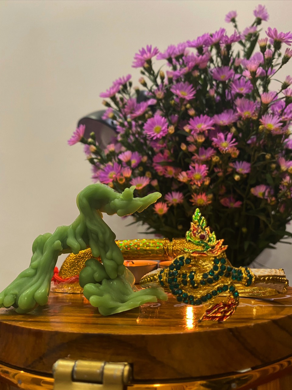 Nến rồng lực lưỡng Nến rồng lực lưỡng