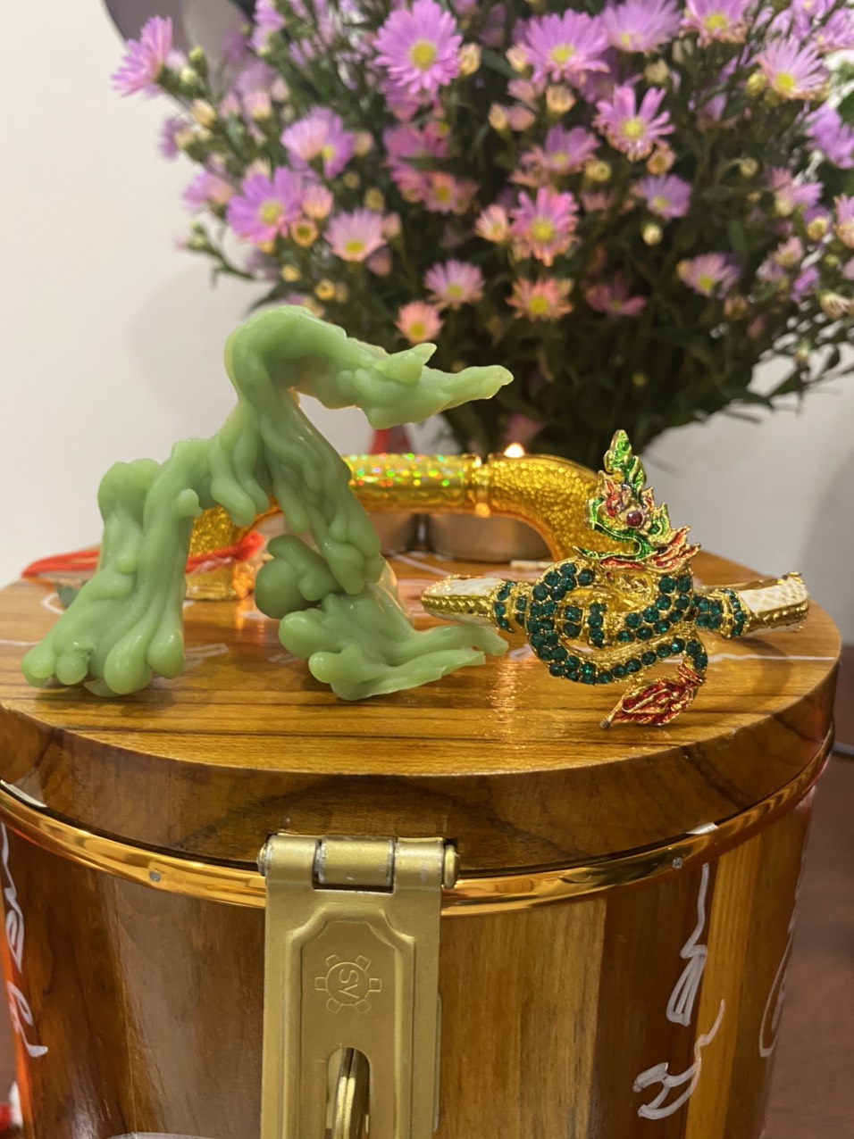 Nến rồng uy mãnh Nến rồng uy mãnh