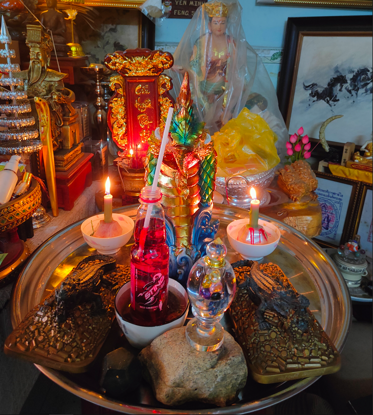 Bàn cúng Naga với nến xanh tài lộc Bàn cúng Naga với nến xanh tài lộc