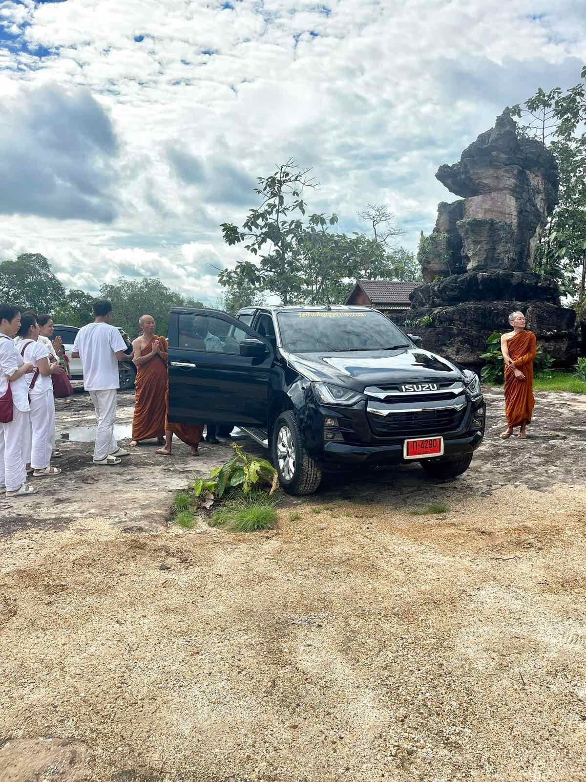 Phước báu cúng dường xe cho chùa Phước báu cúng dường xe cho chùa