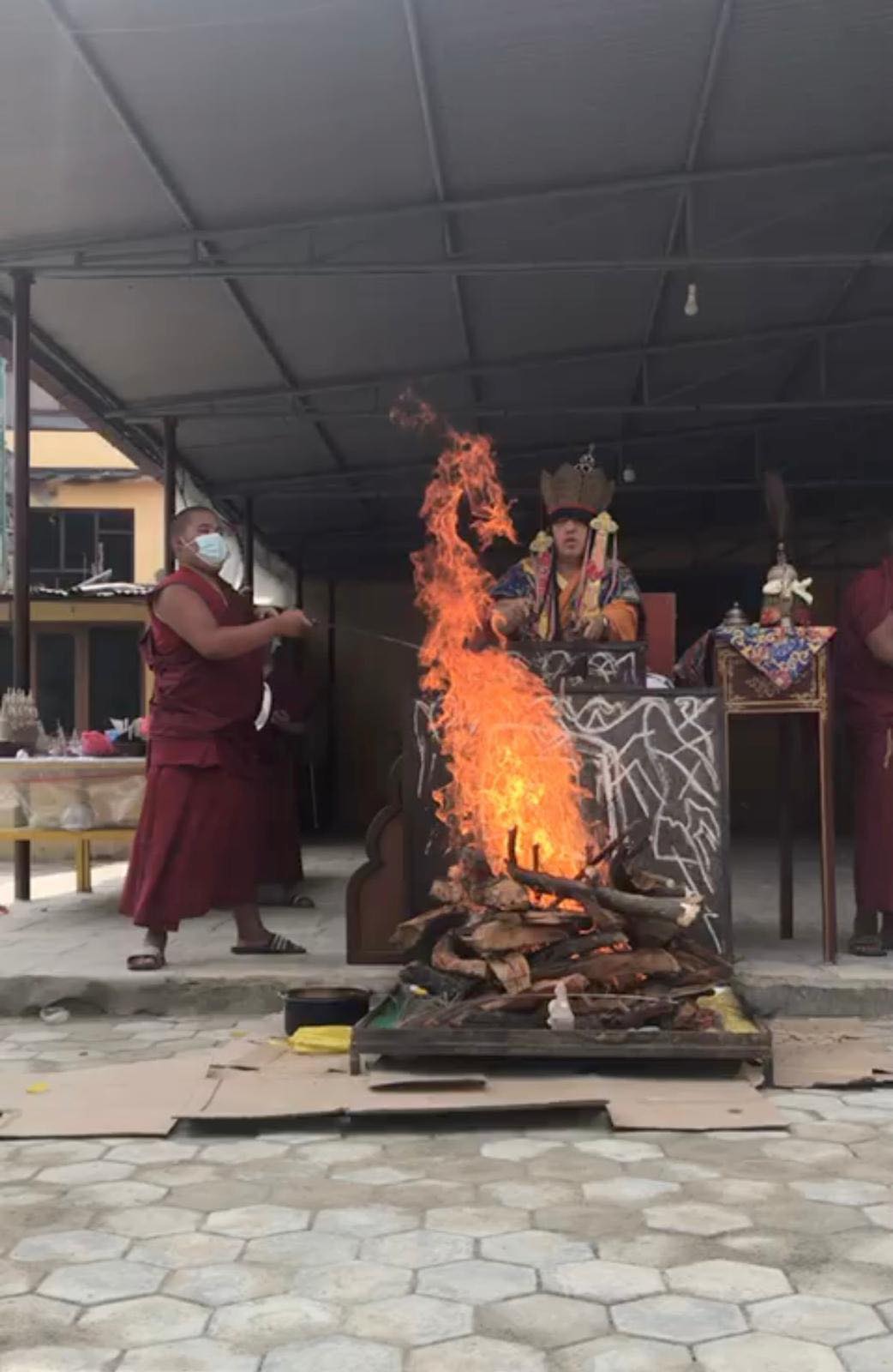 Rinpoche nói trong đám lửa nổi lên hình Phượng Hoàng Rinpoche nói trong đám lửa nổi lên hình Phượng Hoàng