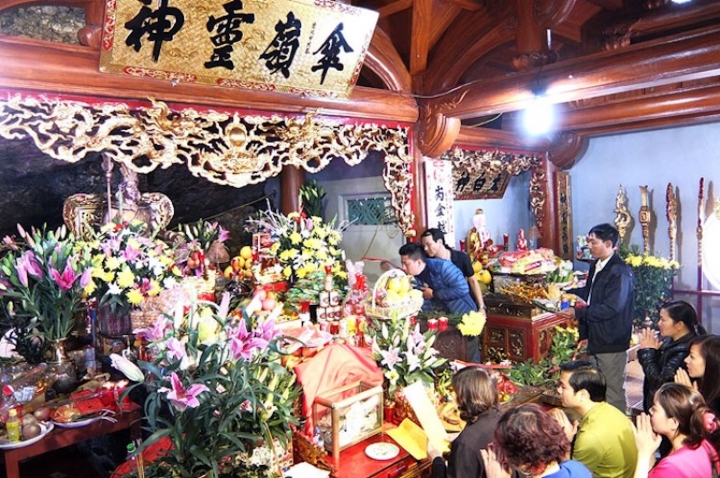 Ban thờ Đức Thánh Tản Sơn Tinh trong đền Thượng Ban thờ Đức Thánh Tản Sơn Tinh trong đền Thượng