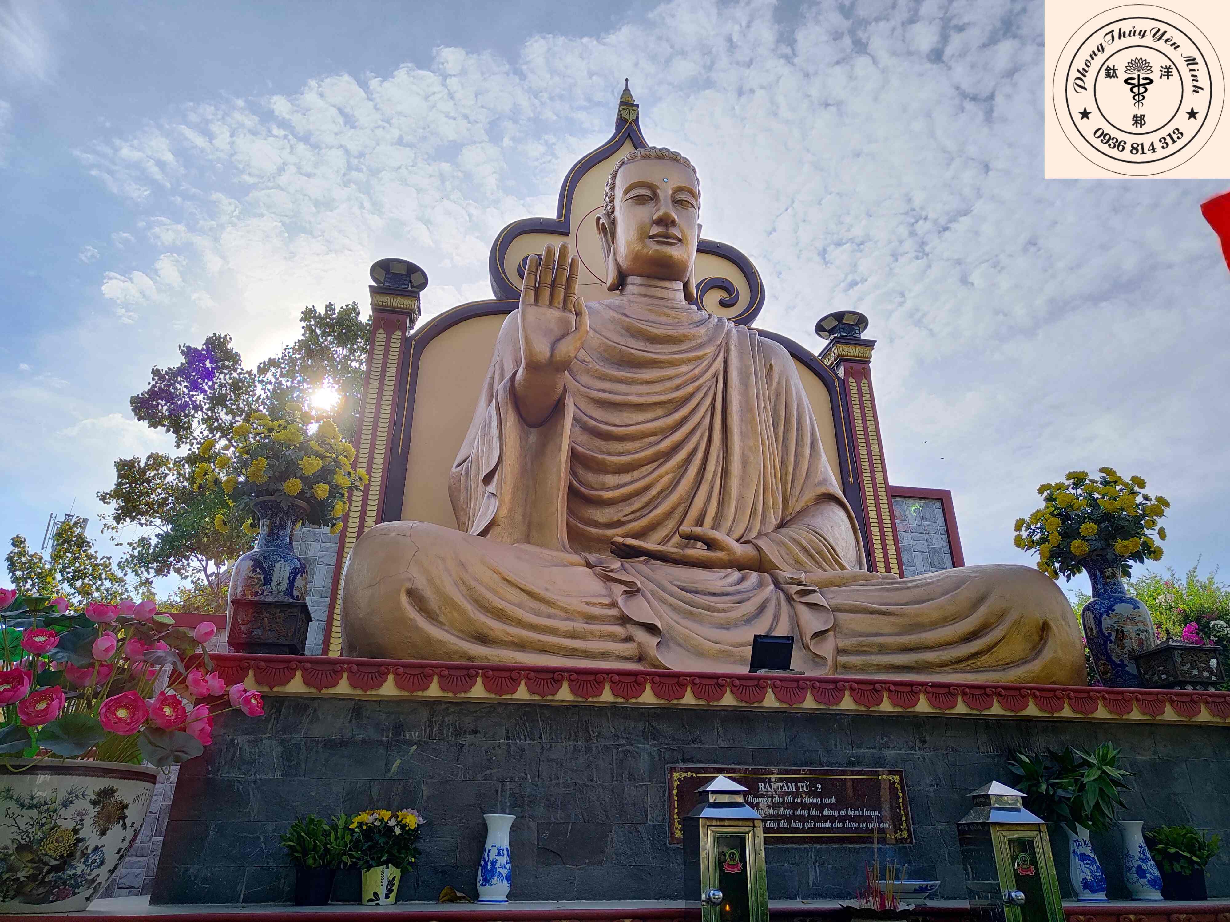 Tượng Phật Thích Ca với ấn Vô Úy thí Tượng Phật Thích Ca với ấn Vô Úy thí