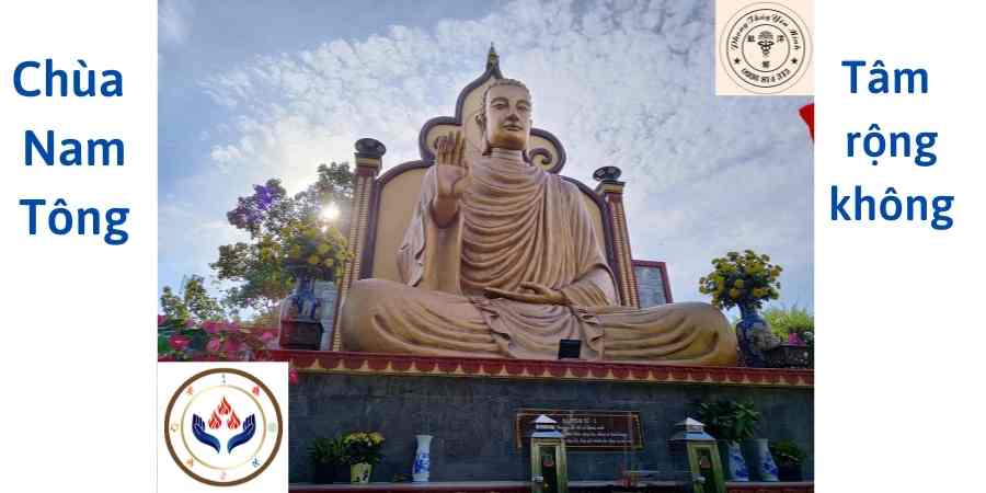 Tượng Phật Thích Ca với ấn vô úy ở chùa Nam Tông Tượng Phật Thích Ca với ấn vô úy ở chùa Nam Tông