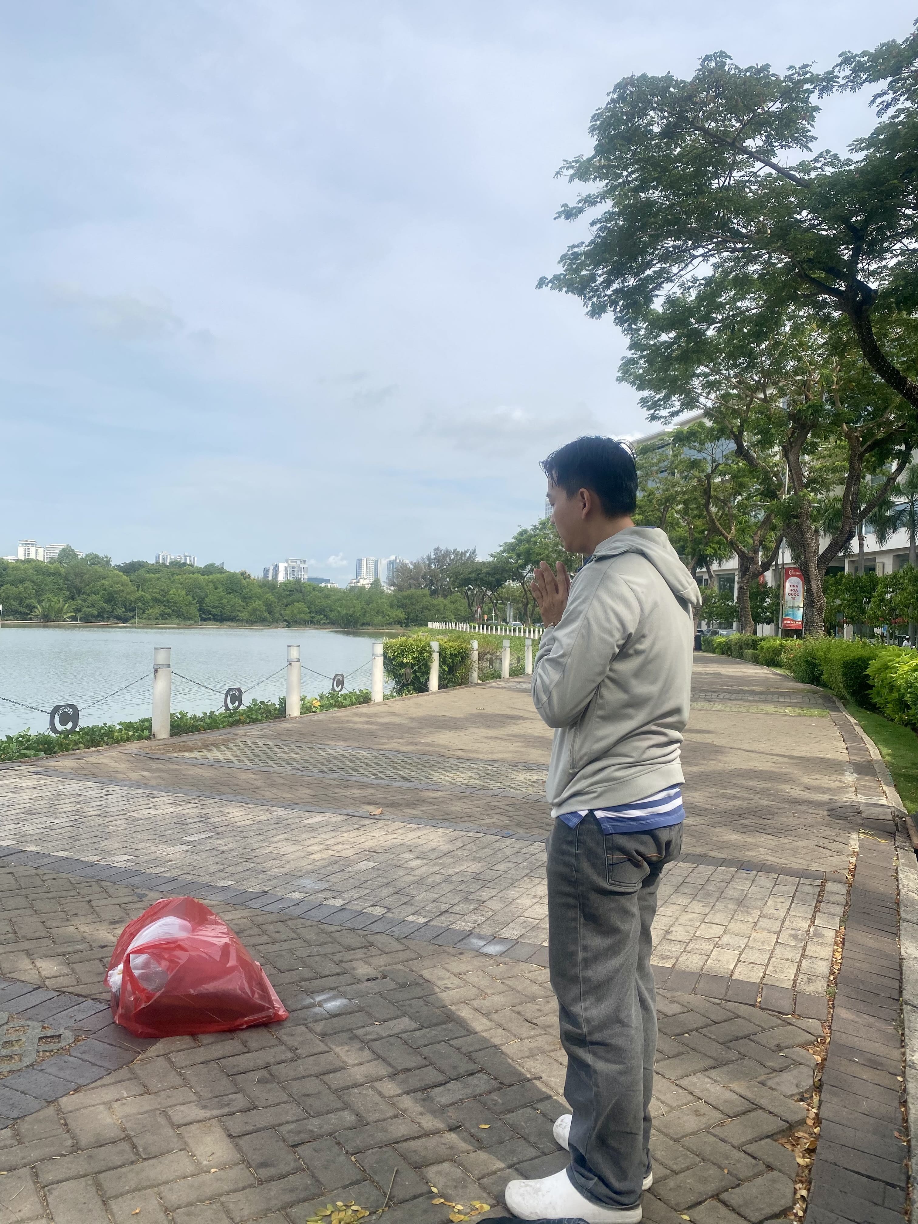 Tụng kinh Quy Y Tam Bảo, siêu độ chúng sanh Lươn trước khi phóng sanh Tụng kinh Quy Y Tam Bảo, siêu độ chúng sanh Lươn trước khi phóng sanh