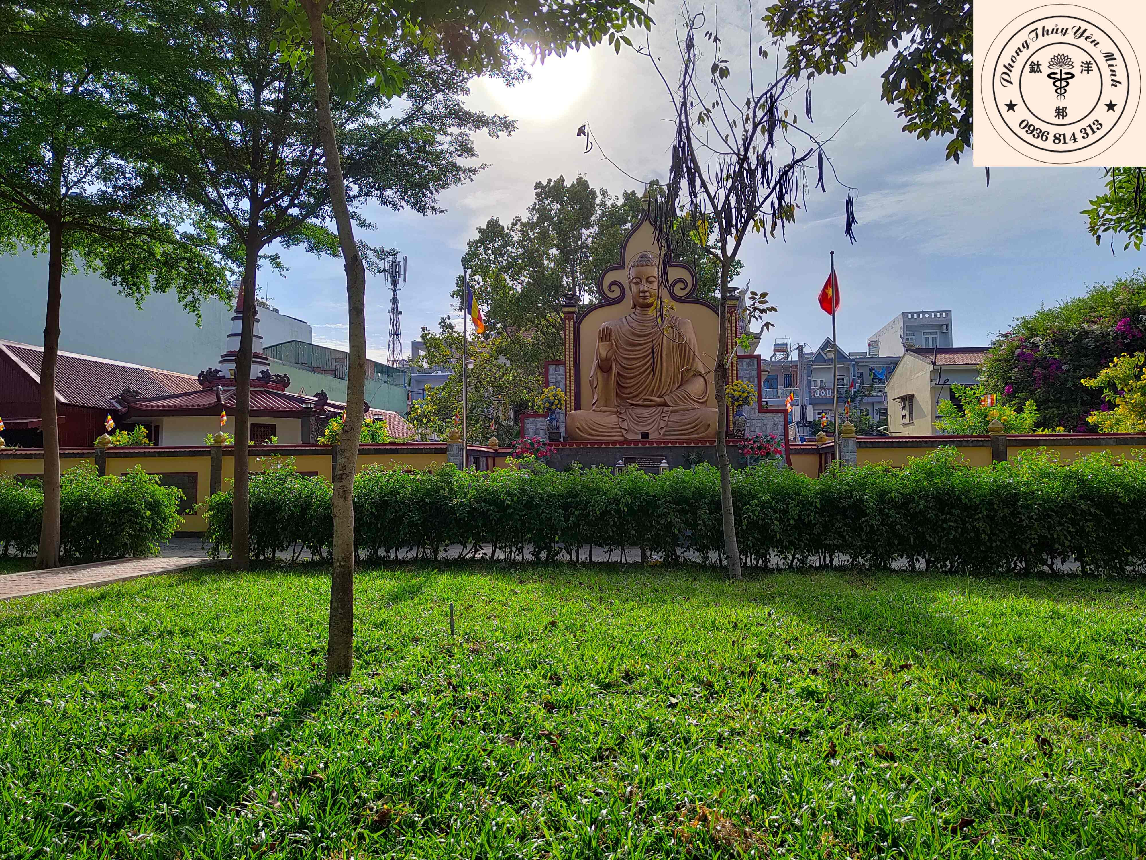 Tượng Phật lớn bên ngoài chùa Nam tông Tượng Phật lớn bên ngoài chùa Nam tông