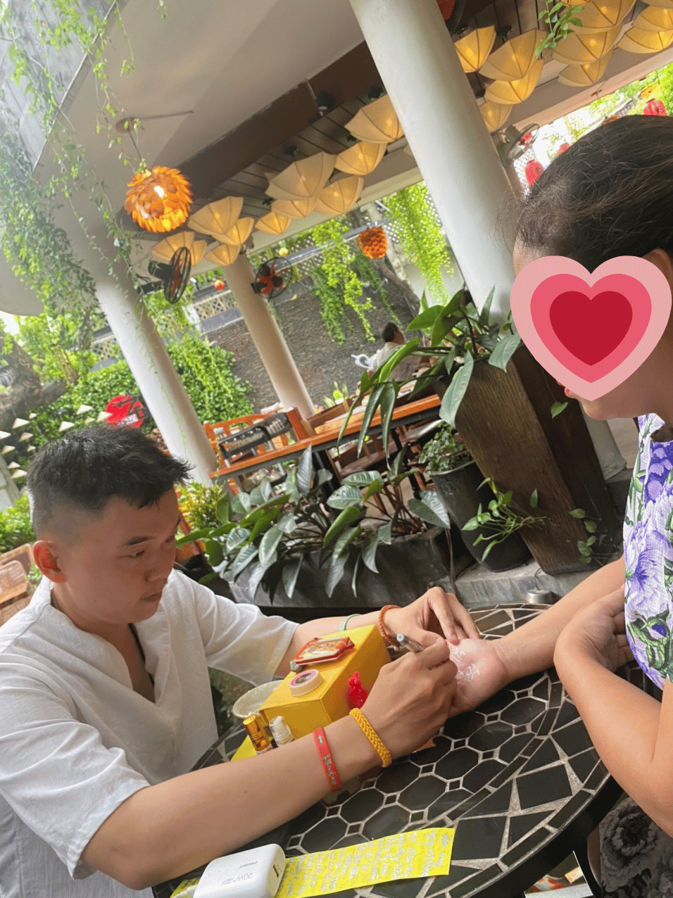 Vẽ Yant cải vận lên tay khách Vẽ Yant cải vận lên tay khách