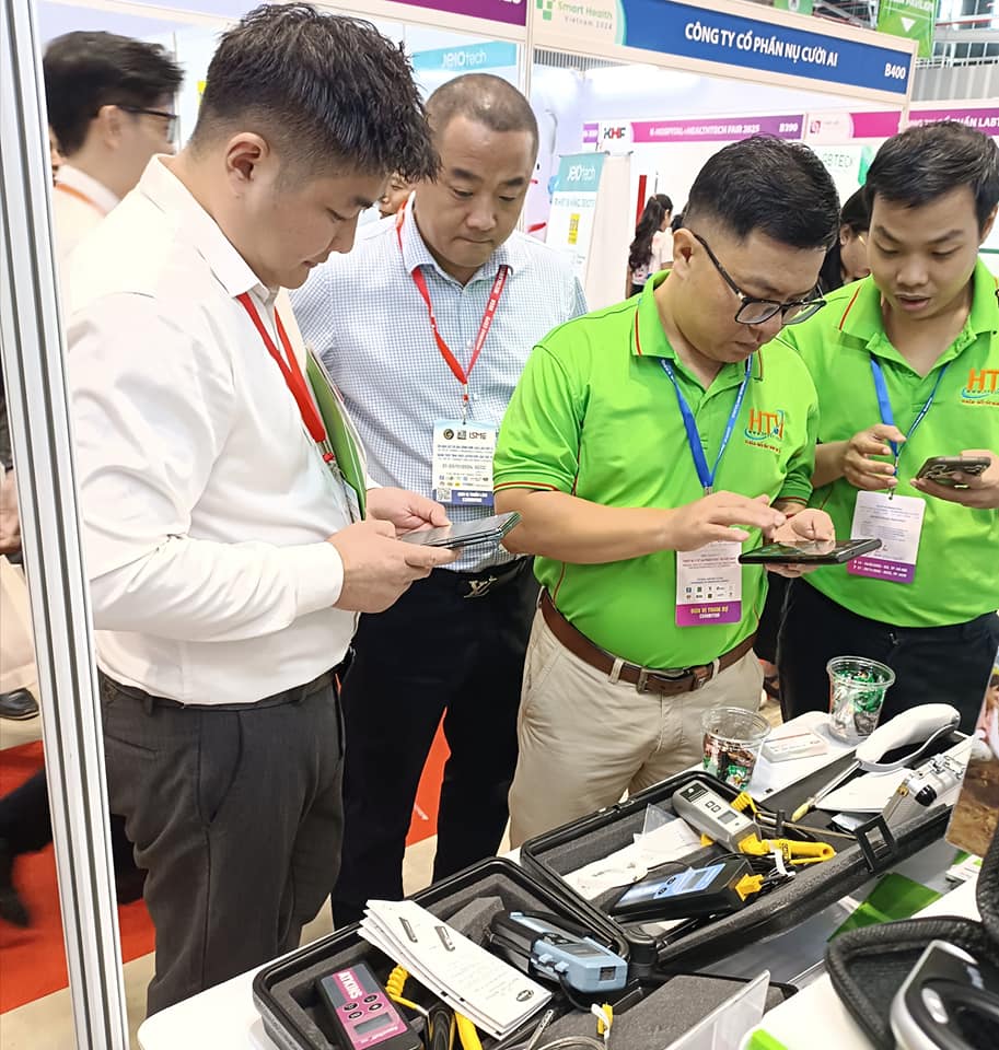 khách hàng tham quan gian hàng của HTV