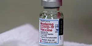 Những điều cần biết khi tiêm vaccine Moderna phòng COVID-19