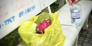 Nhận hàng hóa từ người khác, phải sát khuẩn thế nào cho đúng?