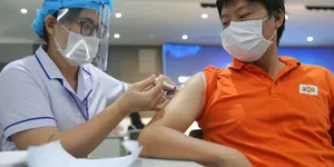 Vì sao Việt Nam chưa tiêm vắc-xin Covid-19 cho người dưới 18 tuổi?