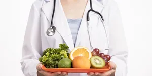 NGƯỜI MẮC COVID-19 ĐIỀU TRỊ TẠI NHÀ NÊN ĂN GÌ?