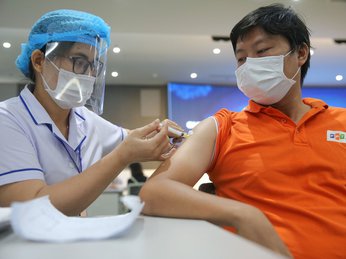 Vì sao Việt Nam chưa tiêm vắc-xin Covid-19 cho người dưới 18 tuổi?