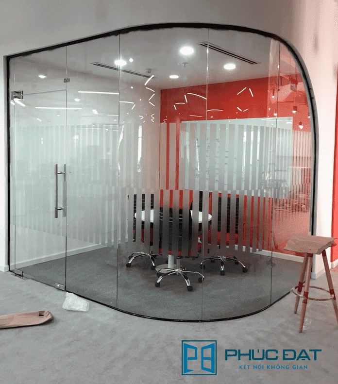Houhou Glass sẵn sàng cung cấp đến bạn dịch vụ thi công kính uốn cong chuyên nghiệp và hiệu quả. Chúng tôi sẽ đem đến cho bạn nhiều lựa chọn về kiểu dáng và chất liệu để các sản phẩm của bạn trở nên ấn tượng hơn.