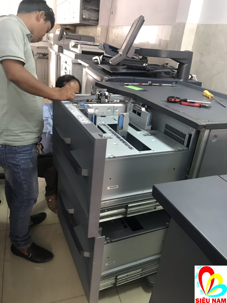 Nhân viên Sieu Nam đang lắp máy in công nghiệp cho nhà in Hưng Phát Nhân viên Sieu Nam đang lắp máy in công nghiệp cho nhà in Hưng Phát