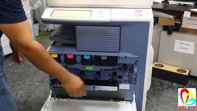 Thay mực máy photo màu Ricoh Thay mực máy photo màu Ricoh