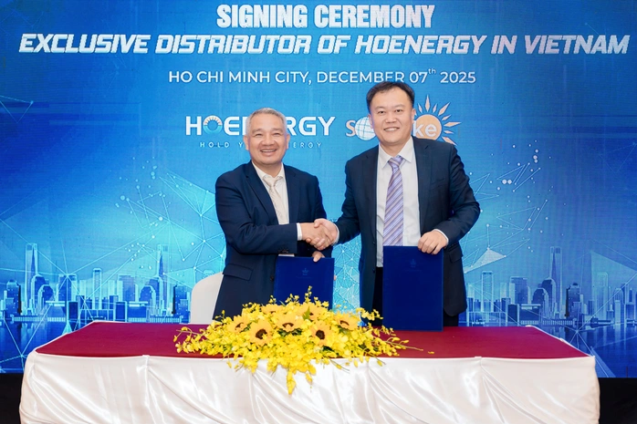 Ông Hồ Nam Huy và ông Feng Anhua ký kết độc quyền phân phối hệ thống BESS HOENERGY tại Việt Nam
