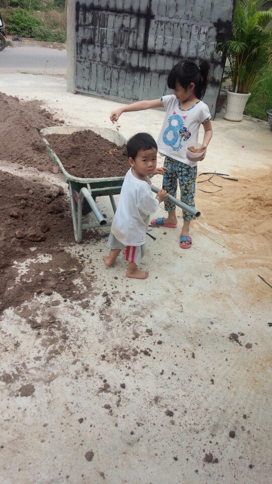 bé tự do vui đùa bé tự do vui đùa