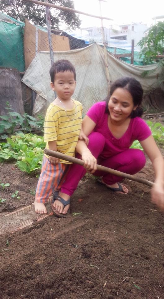 mẹ cùng bé trồng rau mẹ cùng bé trồng rau