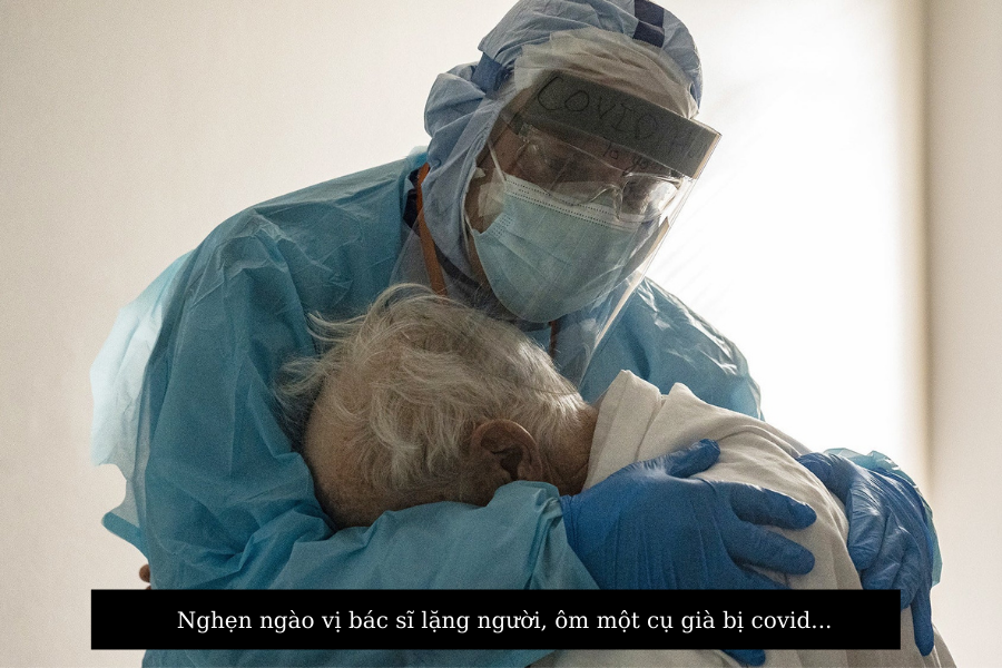 Nghẹn ngào vị bác sĩ lặng người, ôm cụ già vỗ về khi cụ hay tin mình bị nhiễm Covid... Nghẹn ngào vị bác sĩ lặng người, ôm cụ già vỗ về khi cụ hay tin mình bị nhiễm Covid...